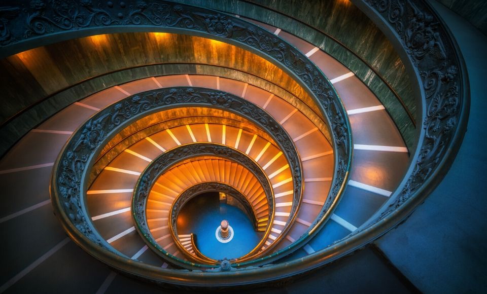 Wenteltrap van bovenaf gezien, spiralend naar binnen